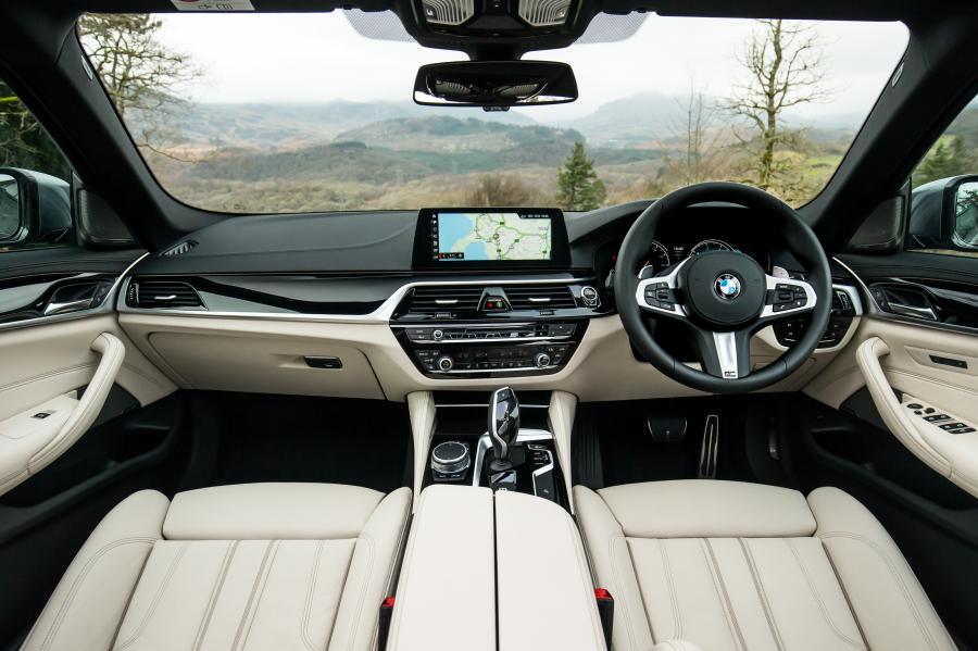 Торпедо BMW 520d Sedan M Sport 2017 года  (UK) (фото 18 из 40)